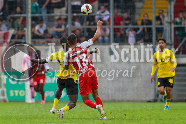 18.07.2026, GER, Fussball, Herren, Testspiel, Saison 2026/2027, Rot-Weiß Oberhausen - Borussia Dortmund | Serhou Guirassy und Kerem Yalcin im Kampf um den Ball