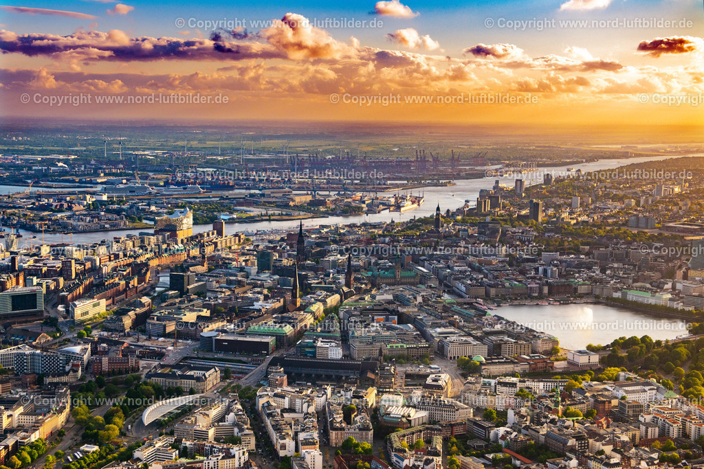 Hamburg_Mitte_ELS_3861150520 | HAMBURG 15.05.2020 Gleisverlauf und Gebäude des Hauptbahnhofes der Deutschen Bahn entlangder Kirchenallee im Ortsteil St. Georg in Hamburg, Deutschland. Weiterführende Informationen bei: DB InfraGO AG,  DB Regio AG,  DB Station & Service AG,  Deutsche Bahn AG,  HGI - HÜGIN GROUP INTERNATIONAL GMBH CO.KG,  IBN Ingenieurbüro Noack,  INGENIEURBÜRO DR. BINNEWIES Ingenieurgesellschaft mbH,  S-Bahn Hamburg GmbH. // Track layout and building of the Deutsche Bahn main station along Kirchenallee in the St. Georg district of Hamburg, Germany. Further information at: DB InfraGO AG,  DB Regio AG,  DB Station & Service AG,  Deutsche Bahn AG,  HGI - HUeGIN GROUP INTERNATIONAL GMBH CO.KG,  IBN Ingenieurbuero Noack,  INGENIEURBUeRO DR. BINNEWIES Ingenieurgesellschaft mbH,  S-Bahn Hamburg GmbH. Foto: Martin Elsen