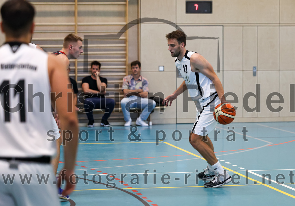 2022-10-16_035_TSV_Vaterstetten_gegen_Baskets_Vilsbiburg_2 | Vaterstetten, Deutschland, 16.10.2022:
Basketball, Bayernliga Herren Südost 2022 / 2023, 1. Spieltag, TSV Vaterstetten gegen Baskets Vilsbiburg 2, Endergebnis: 83:64

Konstantin Huber (TSV Vaterstetten, #13)

Foto: Christian Riedel / fotografie-riedel.net
