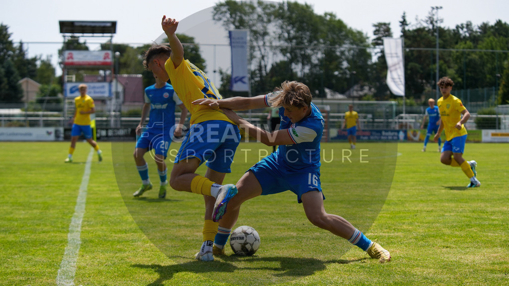 Fußball, Herren, Saison 2025/2026, 3. Luckenwalder Turmpokal, Werner-Seelenbinder-Stadion Luckenwalde, Spiel: FSV 63 Luckenwalde vs. F.C. Hansa Rostock U19,  | Fußball, Herren, Saison 2025/2026, 3. Luckenwalder Turmpokal, Werner-Seelenbinder-Stadion Luckenwalde, Spiel: FSV 63 Luckenwalde vs. F.C. Hansa Rostock U19,  Im Bild: Len Neumann (l. Luckenwalde) und Robin Falk (r. Hansa) - Realisiert mit Pictrs.com