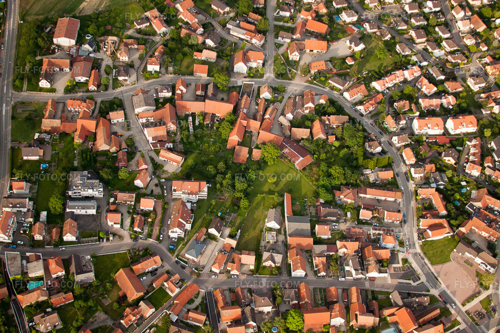 Aerial view: Village view in Kilstett in the state Bas-Rhin, France. – Photo: IMG_28860.jpg taken on 06/14/2010 by Werner Riehm/FLY-FOTO.com – Resolution of the original: 4752 x 3168 px