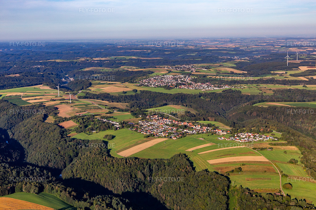 Luftbild: Ortsansicht von Osten in Obersimten im Bundesland Rheinland-Pfalz in Deutschland. Foto: IMG_143128.jpg vom 06.08.2024 durch Werner Riehm/FLY-FOTO.de