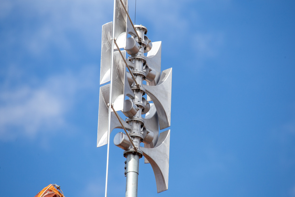 Warntag 2025: Nahaufnahme einer Sirene an einer Schule  | Nahaufnahme einer Sirene an einer Schule  - Realisiert mit Pictrs.com