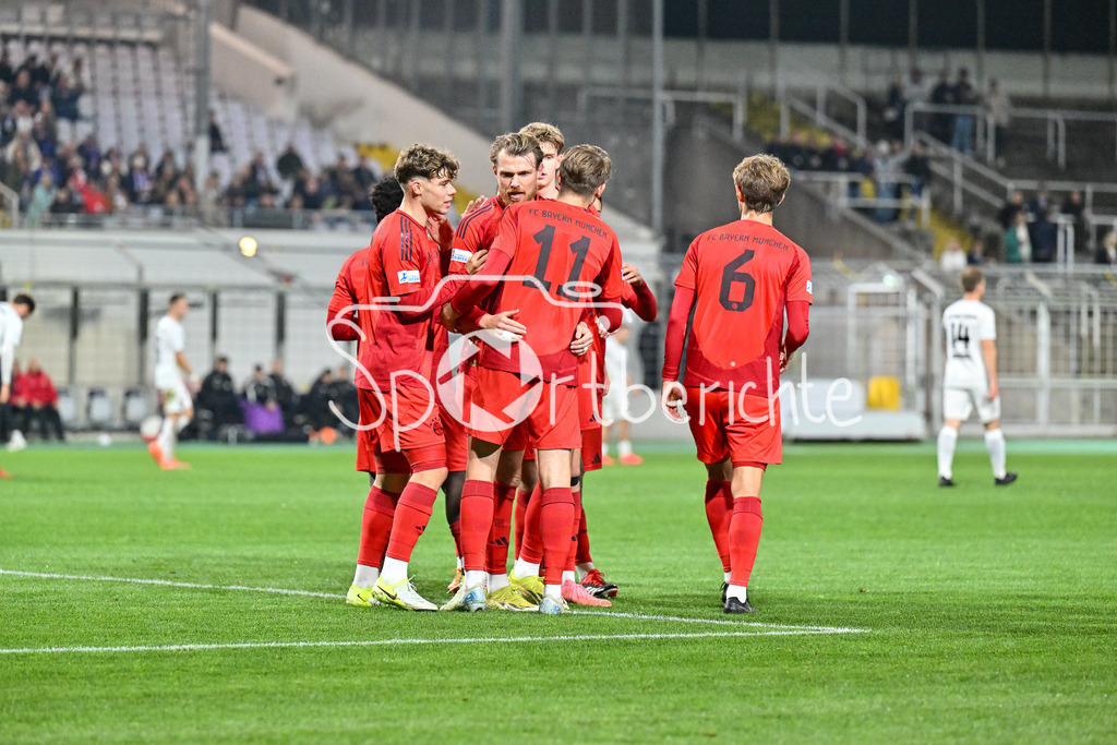 FC Bayern Amateure - TSV Schwaben Augsburg | Jubel der Bayern nach dem Treffer zum 1-0 durch Guido DELLA ROVERE (FC Bayern München II #11) / Freude / Happy /  Tor / Torschuetze / Regionalliga Bayern: FC Bayern Muenchen II - TSV Schwaben Augsburg, Gruenwalder Stadion am am 25.10.2024