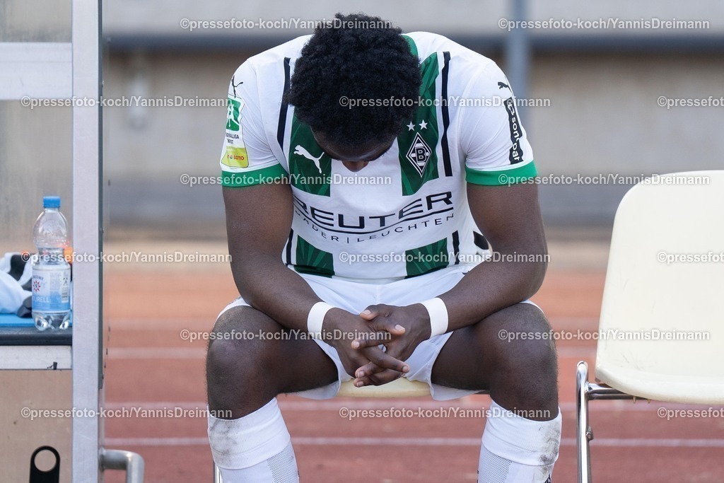 xYDR15032501106 | 15.03.2025, xydrx, Fußball, Borussia Mönchengladbach II (U23) - 1.FC Bocholt, Regionalliga West, Grenzlandstadion: Yassir Atty (Borussia Moenchengladbach II #17) frustriert, lässt den Kopf hängen