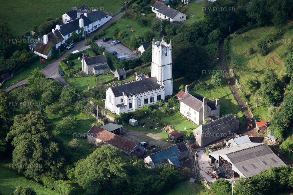Vue aérienne: L'édifice de l'église de la Sainte-Trinité en Torbryan, Newton Abbé à le quartier Torbryan in Newton dans le département Angleterre, Grande Bretagne. Photo: IMG_19738.jpg prise le 25/07/2009 par Werner Riehm/FLY-FOTO.eu – Résolution de l'original: 4752 x 3168 px