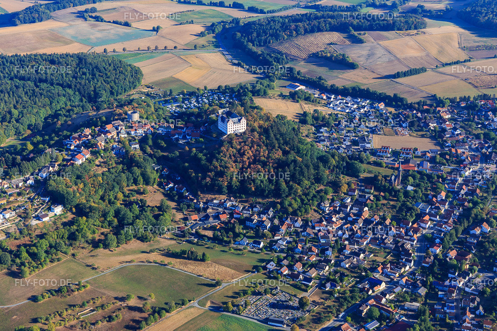 Ortsansicht mit Schloß Lichtenberg  aus Süden http://www.schloss-lichtenberg.de/ | Luftbild: Ortsansicht mit Schloß Lichtenberg  aus Süden http://www.schloss-lichtenberg.de/ im Ortsteil Niedernhausen in Fischbachtal im Bundesland Hessen in Deutschland. Foto: IMG_110953.jpg vom 08.09.2018 durch Werner Riehm/FLY-FOTO.de - Realisiert mit Pictrs.com