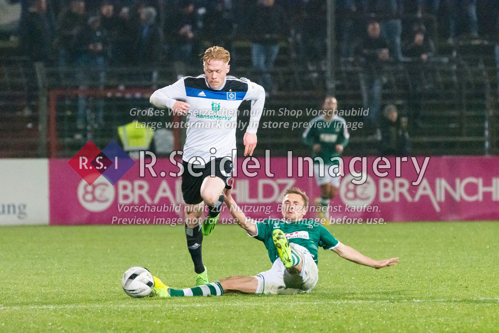 Fußball, Saison 2022/23, Regionalliga Nord, VfB Lübeck - Hamburger SV II, Stadion an der Lohmühle (Lübeck), 25.11.2022, 20. Spieltag | Leon Sommer (#22, HSV II), Morten Rüdiger (#24, Lübeck)