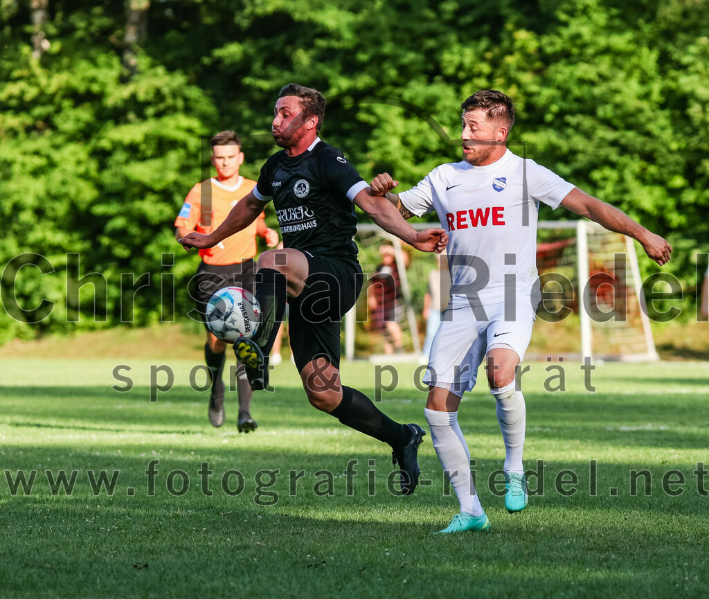 2023-07-18_046_FC_Herzogstadt_gegen_FC_Eitting | Erding, Deutschland, 18.07.2023:
Fußball, TOTO Pokal 2023 / 2024, 1. Spieltag, FC Herzogstadt gegen FC Eitting, Endergebnis: 2:4 n.E.

Marco Steinberg (FC Herzogstadt, #9), Michael Schrödl (FC Eitting, #29)

Foto: Christian Riedel / fotografie-riedel.net