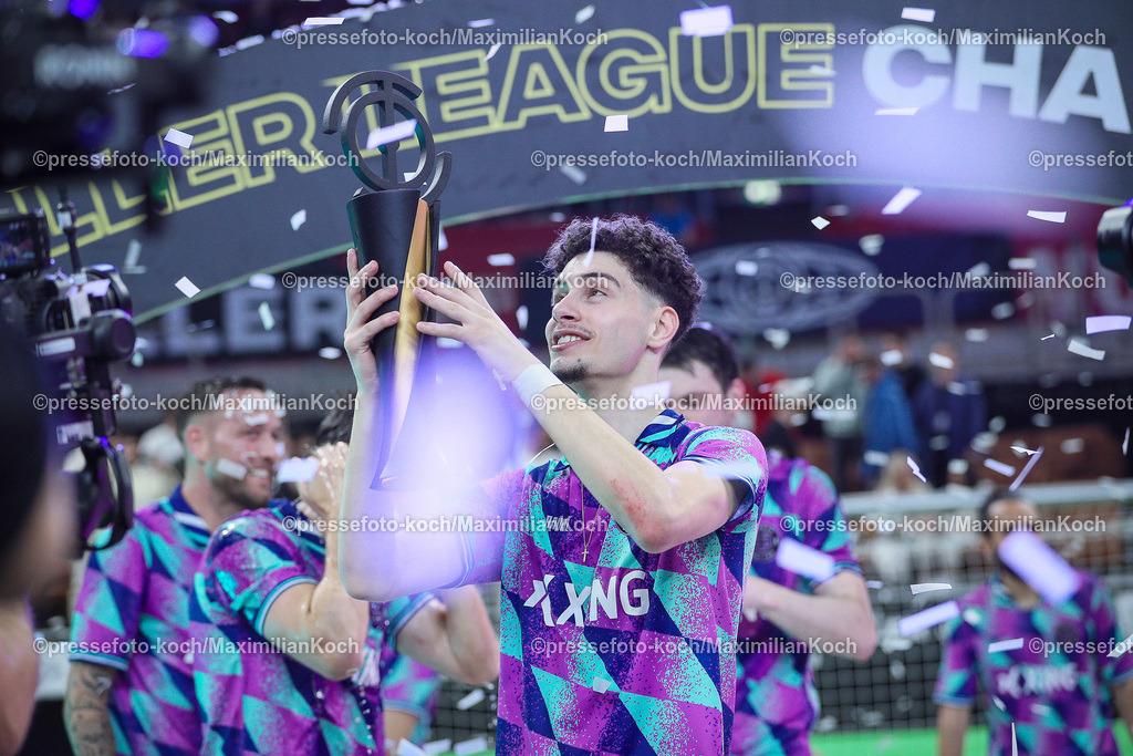 DueBL08042403011 | 08.04.2024, Düsseldorf, Fußball, Baller League, PSD Bank Dome, Final Four, Finale Calcio Berlin - Streets United: Streets United wird Baller League Champion, Tyreece Herzhauser (Streets United, #11) steht jubelnd mit dem Pokal auf dem Siegerehrungspodest