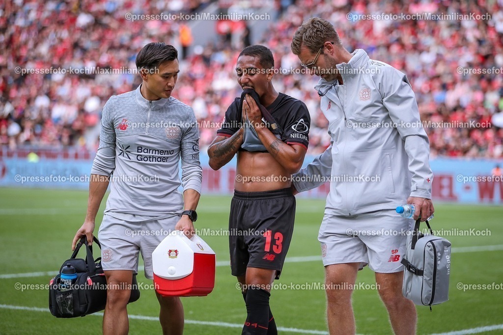 B0405082501053 | 05.08.2025, Fußball, Bayer 04 Leverkusen - Pisa Sporting Club, Testspiel, Saisoneröffnung in der BayArena, Saison 2025 2026: Arthur Augusto de Matos Soares (Bayer04 #13) muss verletzt das SPielfeld verlassen. Aufgrund der Verletzung verzieht er das Gesicht vor Schmerzen  DFB regulations prohibit any use of photographs as image sequences and or quasi-video.