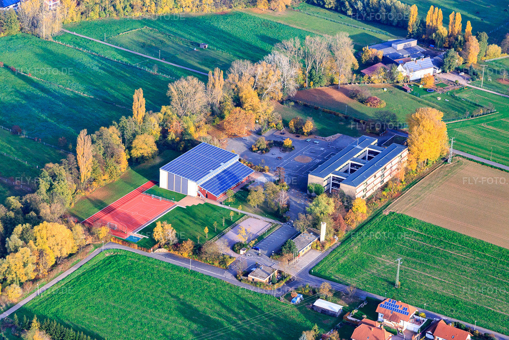 Luftbild: Klingbachschule im Ortsteil Ingenheim in Billigheim-Ingenheim im Bundesland Rheinland-Pfalz in Deutschland. Foto: IMG_085190.jpg vom 08.11.2015 durch Werner Riehm/FLY-FOTO.de