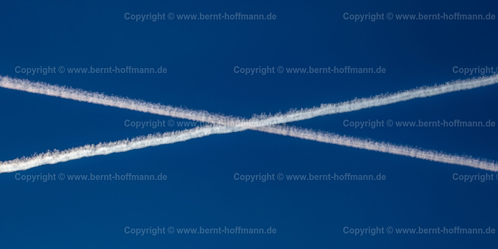 PHF_1981z_Kondenskreuz_120x60 | FOTOGRAFIE. Weißliche Kondensstreifen vor einem stahlblauen Himmel. - Realisiert mit Pictrs.com