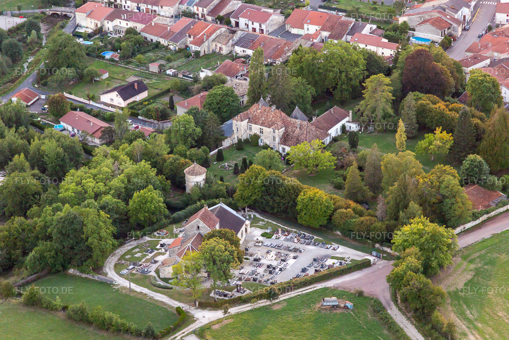 Luftbild: Chateau Noncourt in Noncourt-sur-le-Rongeant im Bundesland Haute-Marne in Frankreich.Foto: IMG_134346.jpg vom 03.09.2022 durch Werner Riehm/FLY-FOTO.deAuflösung des Originals: 5472 x 3648 px