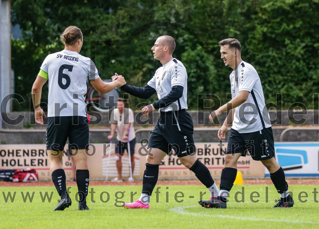 2023-07-23_045_SV_Anzing_gegen_SC_Kirchasch | Anzing, Deutschland, 23.07.2023:
Fußball, Kreisliga 2023 / 2024, Testspiel, SV Anzing gegen SC Kirchasch, Endergebnis: 5:1

Peter Rauch (SV Anzing, #6), Tim Schuster (SV Anzing, #19), Granit Lezi (SV Anzing, #18)

Foto: Christian Riedel / fotografie-riedel.net