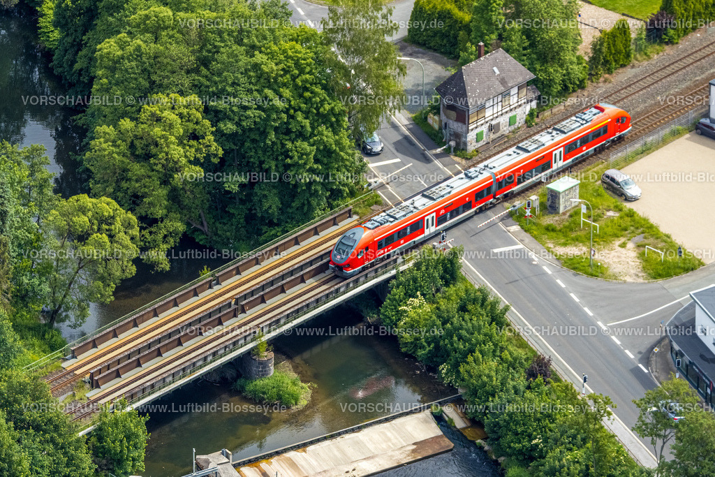 Meschede220601035 | Luftbild, Bahnübergang mit ehem. Stellwerk Am Bahhof und Fluss Ruhr, Bahnwärterhäuschen und S-Bahn, Wehrstapel, Meschede, Sauerland, Nordrhein-Westfalen, Deutschland