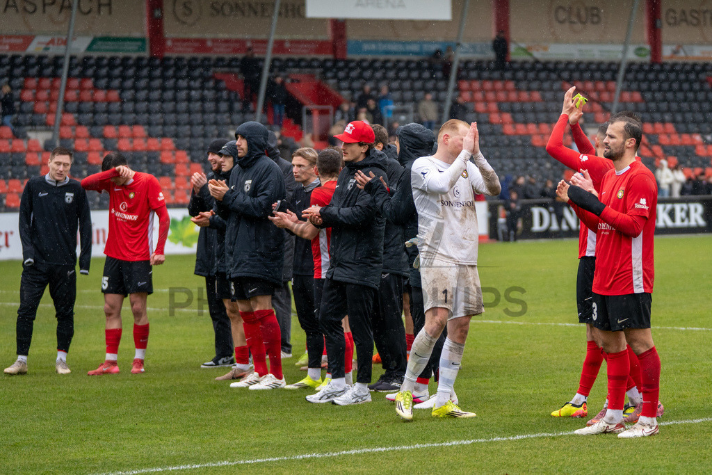 SG Sonnenhof Grossaspach vs. FC 08 Homburg, Fussball, Regionalliga Suedwest, 26. Spieltag, 28.03.2026 | SG Sonnenhof Grossaspach nach der Niederlage in der Kurve der Fans,SG Sonnenhof Grossaspach vs. FC 08 Homburg, Fussball, Regionalliga Suedwest, 26. Spieltag, 28.03.2026