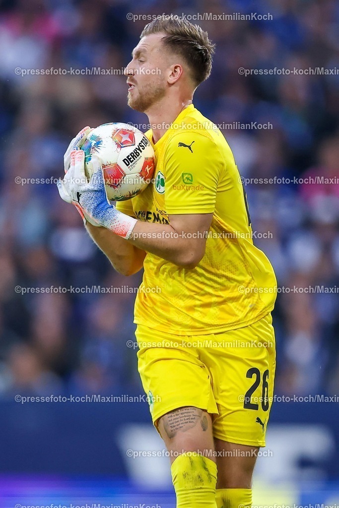 S0426092501095 | 25.09.2025, Fußball, FC Schalke 04 - SpVgg Greuther Fürth, 7.Spieltag, 2. Fußball Bundesliga, Veltins-Arena Gelsenkirchen, Saison 2025 2026: Torwart Pelle Boevink (Greuther Fürth #26) DFB regulations prohibit any use of photographs as image sequences and or quasi-video.