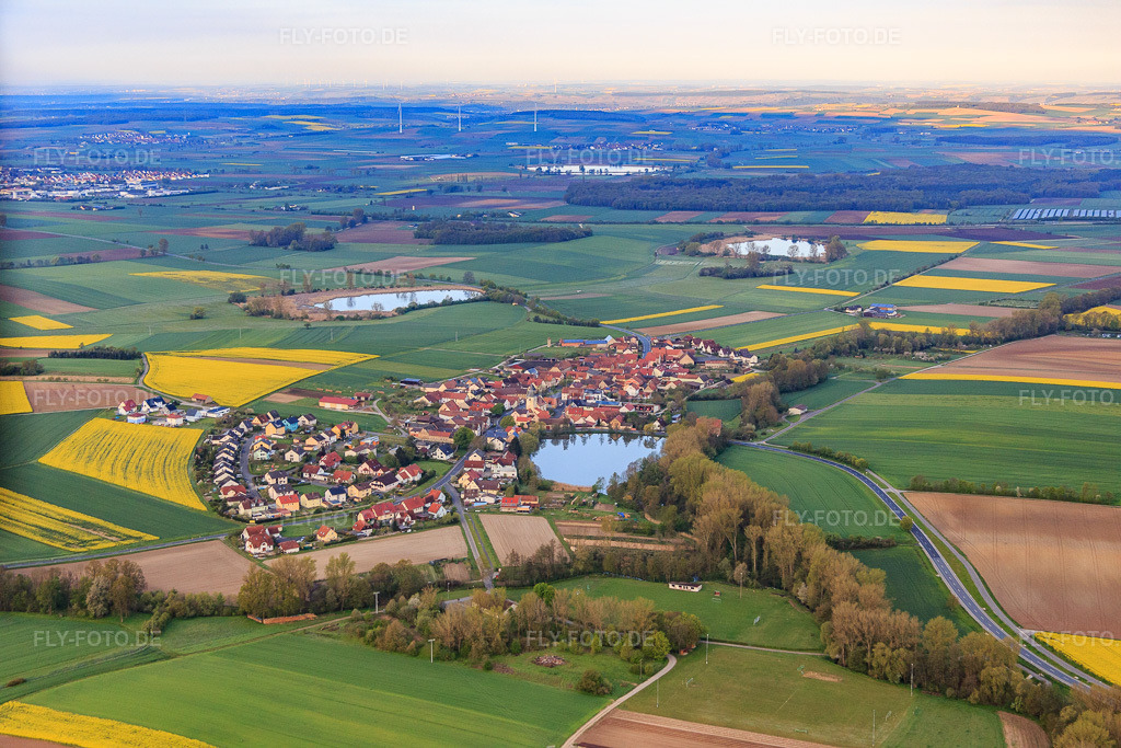 Luftbild: Dorfsee im Ortsteil Mönchstockheim in Sulzheim im Bundesland Bayern in Deutschland. Foto: IMG_087775.jpg vom 05.05.2016 durch Werner Riehm/FLY-FOTO.de