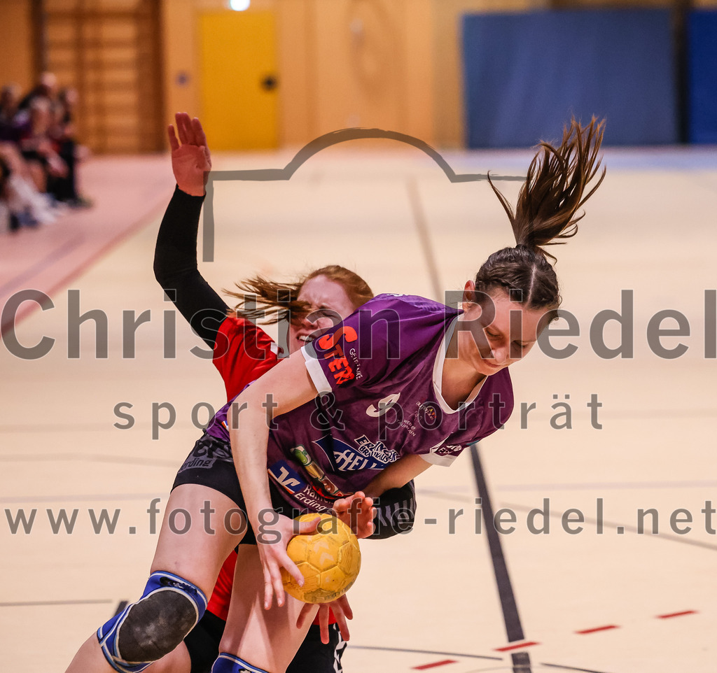 2025-01-18_054_SpVgg_Altenerding_gegen_TV_Altoetting | Erding, Deutschland, 18.01.2025:Handball, Bezirksoberliga Frauen Altbayern 2024 / 2024, 11. Spieltag, SpVgg Altenerding gegen TV Altötting, Endergebnis: 19:24Anna-Maria Niedermaier (TV Altötting, #3), Julia Kranich (SpVgg Altenerding, #9)Foto: Christian Riedel / fotografie-riedel.net