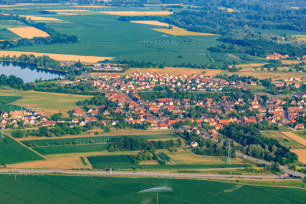 Vue aérienne: Vue de la ville depuis l'ouest à Rountzenheim dans le département Bas Rhin, France – .Photo: IMG_30568.jpg prise le 09/07/2010 par Werner Riehm/FLY-FOTO.eu – Résolution de l'original: 4535 x 3023 px