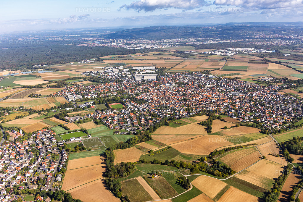 Luftbild: Ortsübersicht aus Süden in Großostheim im Bundesland Bayern in Deutschland. – Foto: IMG_159154-Pano.jpg vom 22.09.2026 durch Werner Riehm/FLY-FOTO.de – Auflösung des Originals: 5629 x 3753 px