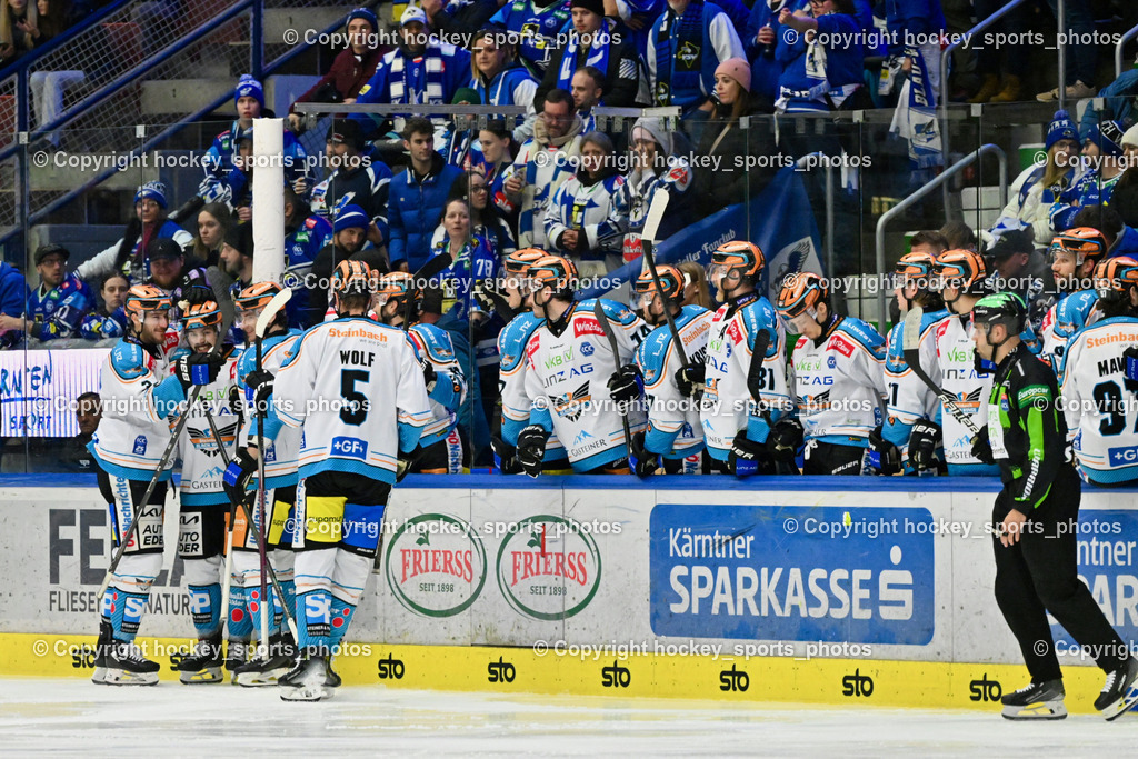 EC IDM Wärmepumpen VSV vs. STEINBACH BLACK WINGS LINZ  | KONC DANIELJAKA Referee, Jubel Balck Wings Linz, Spielerbank Black Wings Lint, #5 Wolf Raphael BLACK WINGS LINZ, #3 Moro Gregory Lee BLACK WINGS LINZ, #49 Knott Graham BLACK WINGS LINZ, #27 St-Amant Shawn BLACK WINGS LINZ, EC IDM Wärmepumpen VSV vs. STEINBACH BLACK WINGS LINZ , EC IDM Wärmepumpen VSV vs. STEINBACH BLACK WINGS LINZ  am 28.01.2025 in Villach (Stadthalle Villach), Austria, (Photo by Bernd Stefan)