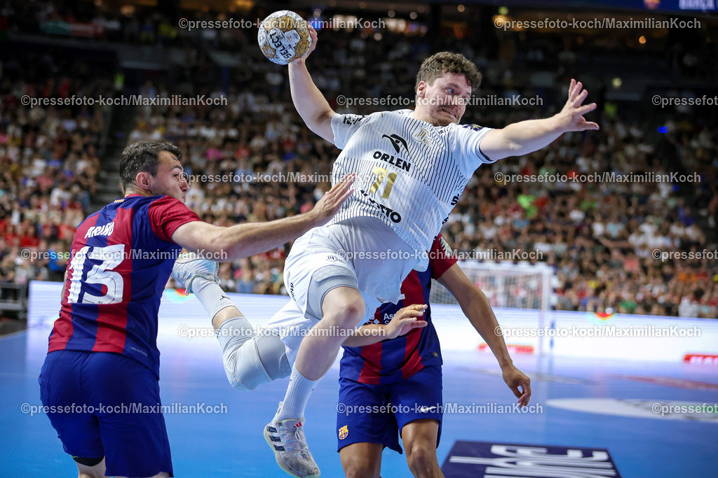 KoeEHF08062402051 | 08.06.2024, Köln, Handball, TruckScout24 EHF FINAL4, Machineseeker Champions League Men, Lanxess-Arena, Halbfinale, THW Kiel - FC Barcelona: Elias Ellefsen a Skipagotu (THW Kiel) gegen Aitor Arino Bengoechea (FC Barcelona)