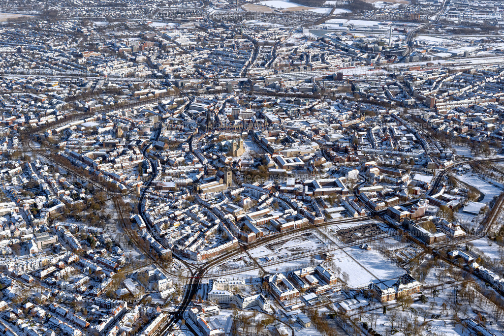 4043936 | MüNSTER 13.02.2021 Winterlich schneebedeckte Altstadtbereich und Innenstadtzentrum in Münster im Bundesland Nordrhein-Westfalen, Deutschland. Weiterführende Informationen bei: Stadt Münster,  Stadtwerke Münster GmbH. // Wintry snowy old Town area and city center in Muenster in the state North Rhine-Westphalia, Germany. Further information at: Stadt Muenster,  Stadtwerke Muenster GmbH. Foto: Gerhard Launer