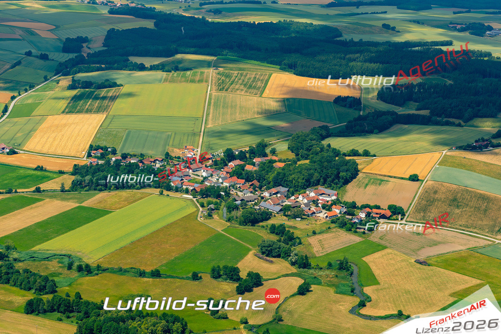Das Luftbild zeigt : Eitting Laberweinting - Die Luftaufnahme wurde 2023 vom UL-Flugzeug aus erstellt ( keine Drohne ) - Hochauflösende Luftaufnahme - Für grossformatige Ausdrucke geeignet. Die Geschenkidee !Mit Lizenz und Bildrechte bestellbar