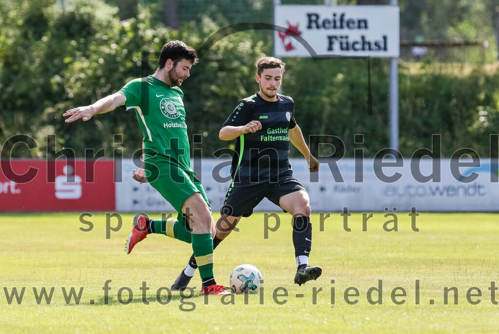 2023-07-09_005_FC_Forstern_gegen_SpVgg_Neuching | Forstern, Deutschland, 09.07.2023:
Fußball, Kreisklasse 2023 / 2024, Testspiel, FC Forstern gegen SpVgg Neuching, Endergebnis: 2:4

Thomas Schmid (FC Forstern, #3), Louis Schmid (SpVgg Neuching, #10)

Foto: Christian Riedel / fotografie-riedel.net