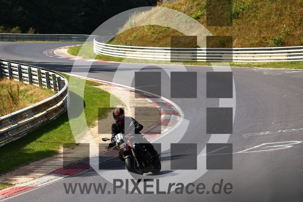 0342-20250813_01840 | Schöne Erinnerungen an spannende Momente - das festzuhalten ist unser Job. PIXELrace.de ist seit 2003 auf den Rennstrecken Europas unterwegs um die Action draußen beim Fahren und die wunderbare Stimmung imm Fahrerlager für euch einzufangen.