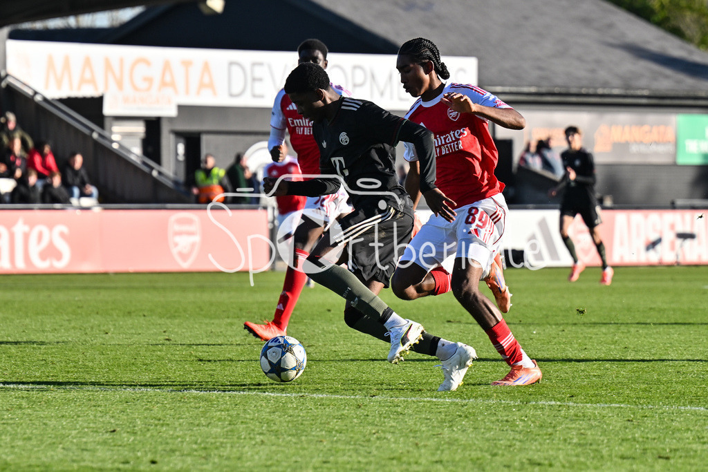 Arsenal London U19 - FC Bayern München U19 | BOREHAMWOOD, ENGLAND - 26. NOVEMBER: im Duell Allen LAMBE (FC Bayern München U19 8) und Marli SALMON (Arsenal FC U19 89) beim Ligaspiel zwischen der U19 von Arsenal London und der U19 des FC Bayern München am 5. Spieltag der UEFA Youth League im Meadow Park am 26.11.2025