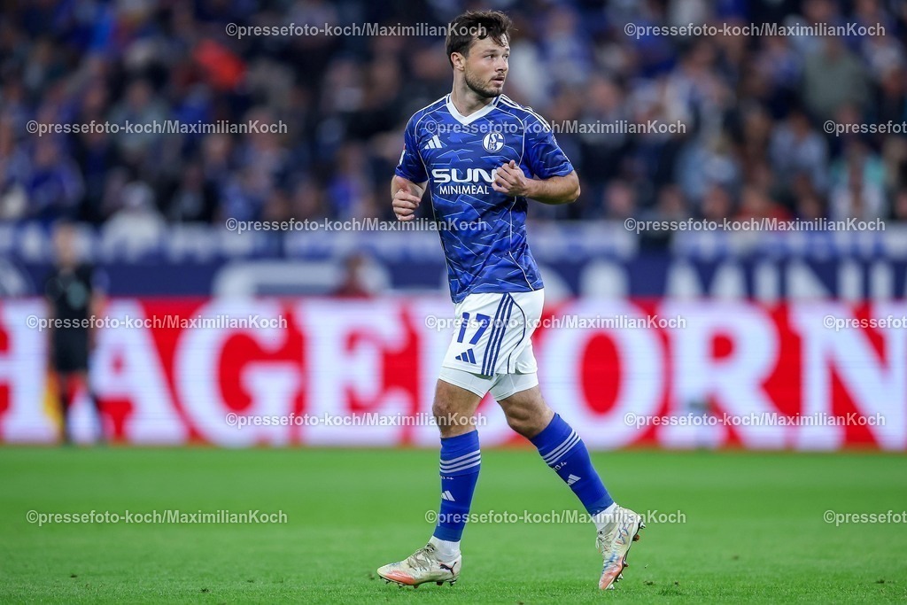 S0413092501150 | 13.09.2025, Fußball, FC Schalke 04 - Holstein Kiel, 5.Spieltag, 2. Fußball Bundesliga, Veltins-Arena Gelsenkirchen, Saison 2025 2026: Adrian Gantenbein (Schalke04 #17) DFB regulations prohibit any use of photographs as image sequences and or quasi-video.