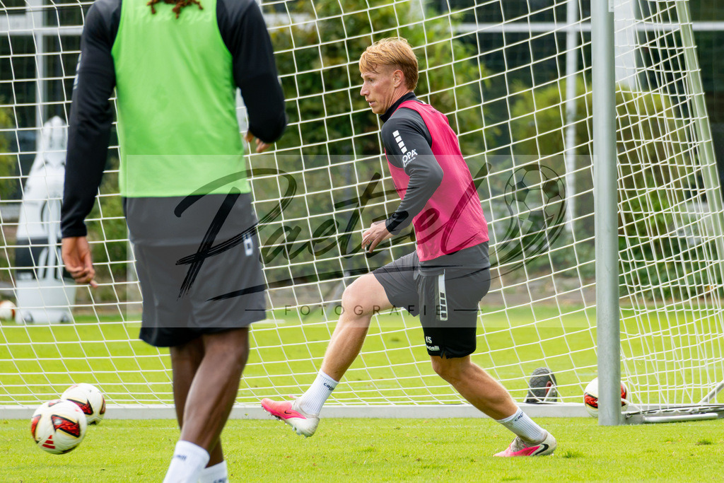20260909_TRAOSN_0560 | Fußball, Herren: Bjarke Jacobsen (VfL Osnabrück) in Aktion, am Ball, Einzelaktion beim Training des VfL Osnabrück am 09.09.2026 im Sportpark Illoshöhe in Osnabrück, Deutschland.(Foto von Nico Paetzel) - Realisiert mit Pictrs.com