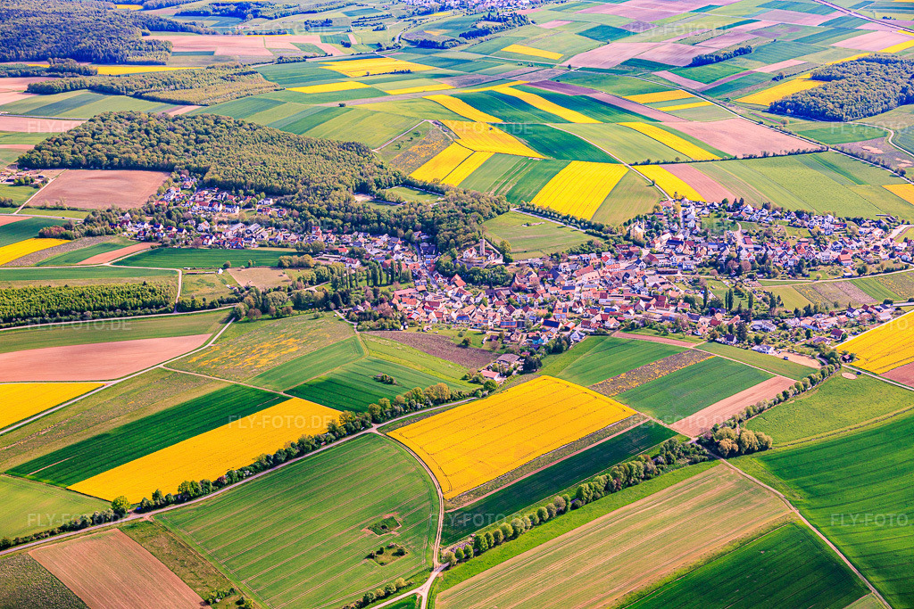 Luftbild: Ortsansicht von Westen im Ortsteil Büchold in Arnstein im Bundesland Bayern in Deutschland.Foto: IMG_155650.jpg vom 03.05.2026 durch Werner Riehm/FLY-FOTO.deAuflösung des Originals: 6000 x 4000 px