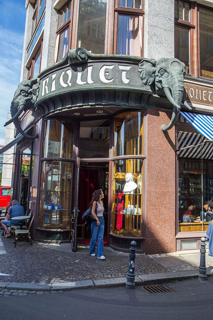 Kaffee erobert die Welt - Riquethaus | Entdecke über 20 Kategorien Leipzig-Motive: Foto-Downloads, hochwertige Poster, Leinwand- & Fine-Art-Prints. Jetzt Lieblingsfoto im Bildlexikon Leipzig Shop bestellen!