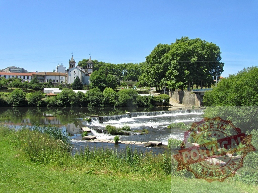 Ave river weir flowing through Santo Tirso, Portugal. Portugal - Norte | Ave river with small weirs in a natural landscape by the city on a clear day - Realisiert mit Pictrs.com