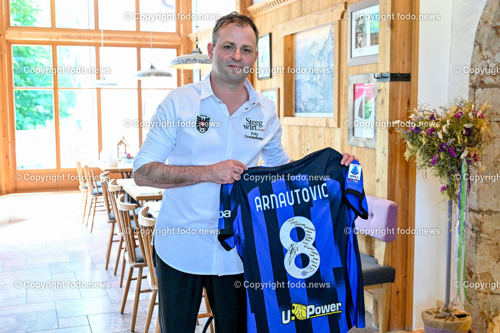 Steegwirt_ Fritz Grampelhuber_ 08.06.2024-52 | 08.06.2024, Bad Goisern, AUT, Steegwirt, im Bild Fritz Grampelhuber (Steegwirt, Haubenkoch, OEFB Teamkoch) mit einem persoenlichen Trikot von Marko Arnautovic