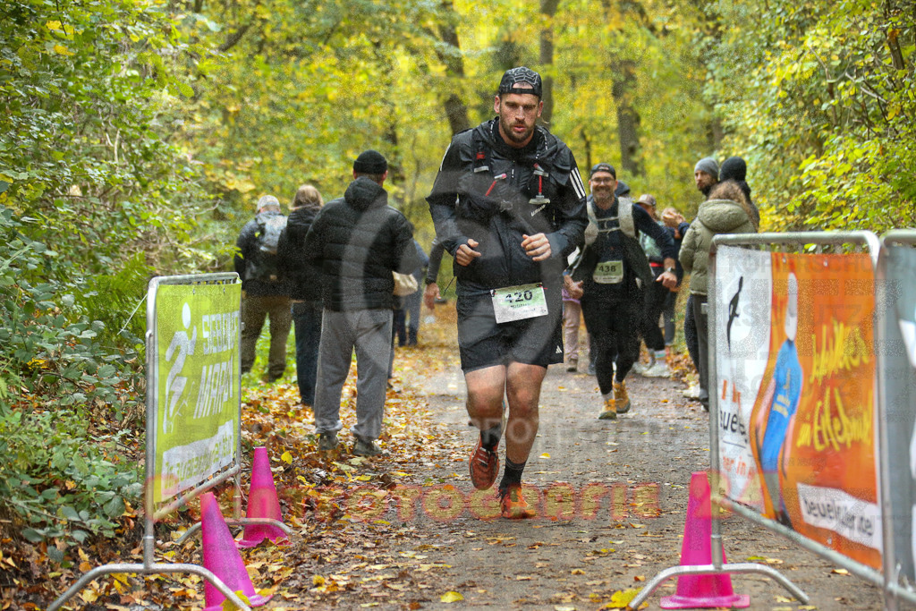 251026_1333_EX1_3616 | Sportfotografie im Rhein-Sieg Kreis, Köln, Bonn, NRW, Rheinland Pfalz, Hessen, etc. Unser Tätigkeitsfeld umfasst den Laufsport vom Volkslauf über den Marathon, Duathlon, Triathon bis zum Ultralauf wie Kölnpfad Ultra oder Schindertrail.