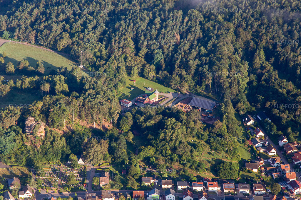 Luftbild: Sybagg Baggerbetrieb & Bautransporte und Brennstoffe Köhler GmbH (Heizöl / Mineralöltransporte / Tankreinigung) in Erfweiler im Bundesland Rheinland-Pfalz in Deutschland.Foto: IMG_143080.jpg vom 06.08.2024 durch Werner Riehm/FLY-FOTO.deAuflösung des Originals: 5472 x 3648 pxWWW.XN--BRENNSTOFFE-KHLER-C0B.DE