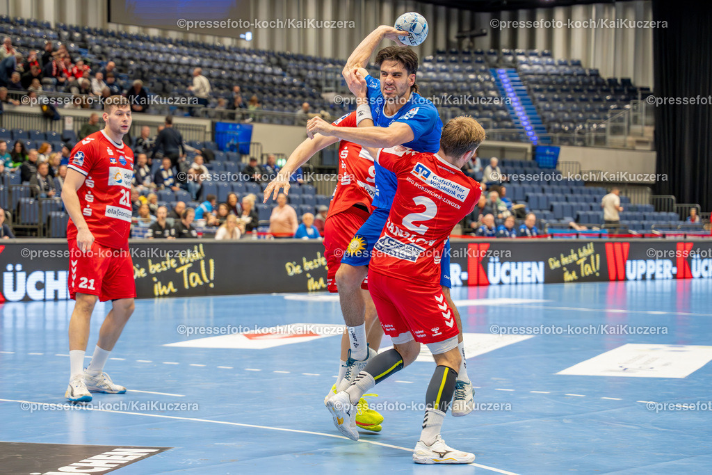 KKU01122401014 | 01.12.2024, xkkux, Handball, 2.BL, Bergischer HC - HSG Nordhorn-Lingen, Düsseldorf, PSD-Bank Dome, 2. Bundesliga, Saison 2024 2025: Eloy Morante Maldonado (BHC #33) gegen Frieder Bandlow ( 2 HSG Nordhorn-Lingen)