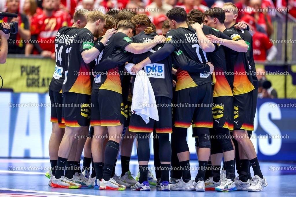 EHF26012603110 | 26.01.2026, Handball, Men's EHF EURO 2026, Deutschland - Dänemark, Jyske Bank Boxen in Herning, Dänemark, Main Round: Enttäuschte Gesichter bei der Deutschen Mannschaft nach der Niederlage gegen Dänemark. Mannschaftskreis die Mannschaft hällt zusammen.   Justus Fischer (Germany #54)  Matthes Langhoff (Germany #13)  Rune Dahmke (Germany #34)  Juri Knorr (Germany #15)  Marko Grgic (Germany #71)  Nils Lichtlein (Germany #03)  Miro Schluroff (Germany #05)  David Späth (Germany #01) blickt nach oben