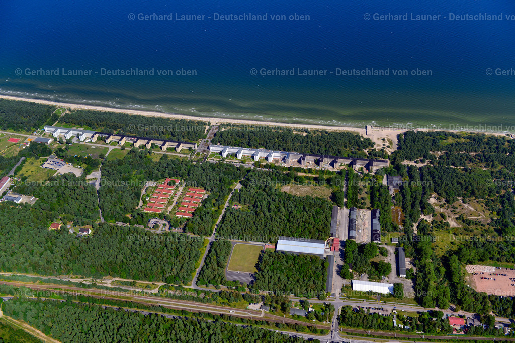 3637849 | BINZ 25.08.2016 Gebäudekomplex der ehemaligen Militär- Kaserne " Koloss von Prora " im Ortsteil Prora in Binz im Bundesland Mecklenburg-Vorpommern. Das KdF Bad Prora und die ehemalige Ferienanlage wird u.a. durch die Baltic Bau – Baltische Immobilienverwaltungs GmbH zu einer attraktiven Eigentumswohnanlage mit Ferienwohnungen am Strand der Ostsee umgebaut, modernisiert und saniert. // Building complex of the former military barracks " Koloss von Prora " in the district Prora in Binz in the state Mecklenburg - Western Pomerania. Foto: Gerhard Launer