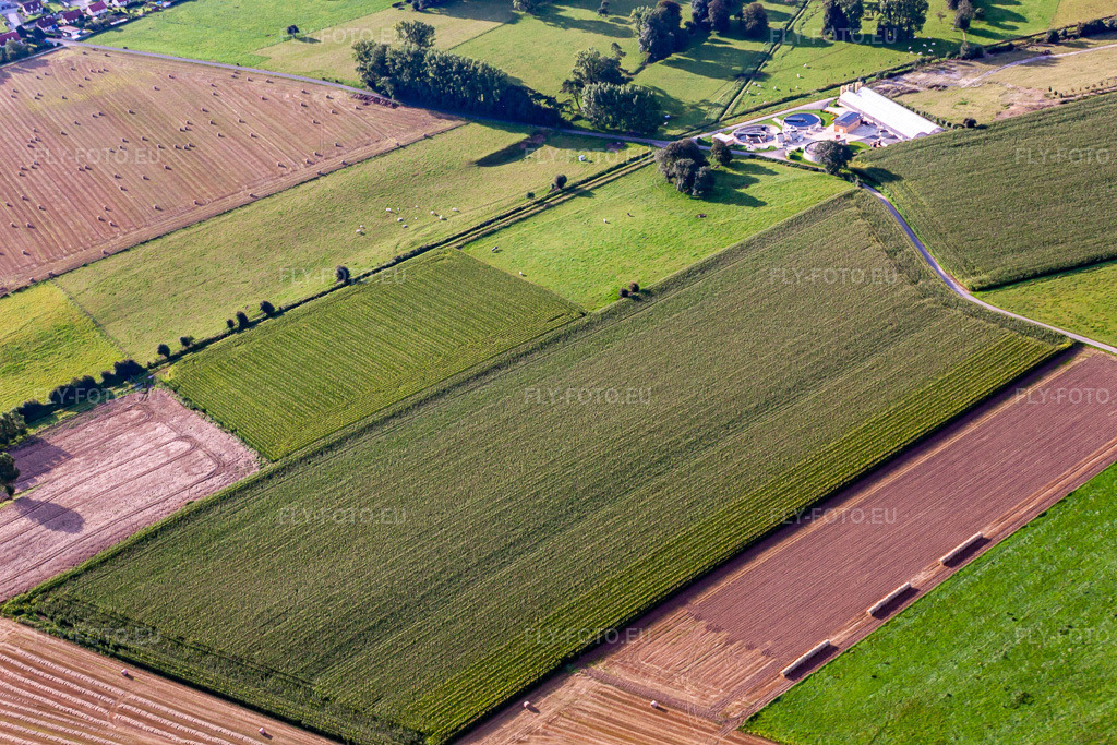 Vue aérienne: Station d'épuration des eaux usées à Friville-Escarbotin dans le département Somme, France. Photo: IMG_71004.jpg prise le 24/08/2014 par Werner Riehm/FLY-FOTO.eu – Résolution de l'original: 4752 x 3168 px