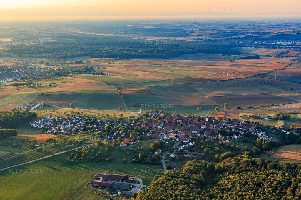 Vue aérienne: Vue de la ville depuis le nord-ouest à Engwiller dans le département Bas Rhin, France.Photo: IMG_111636.jpg prise le 16/09/2018 par Werner Riehm/FLY-FOTO.euRésolution de l'original: 5472 x 3648 px