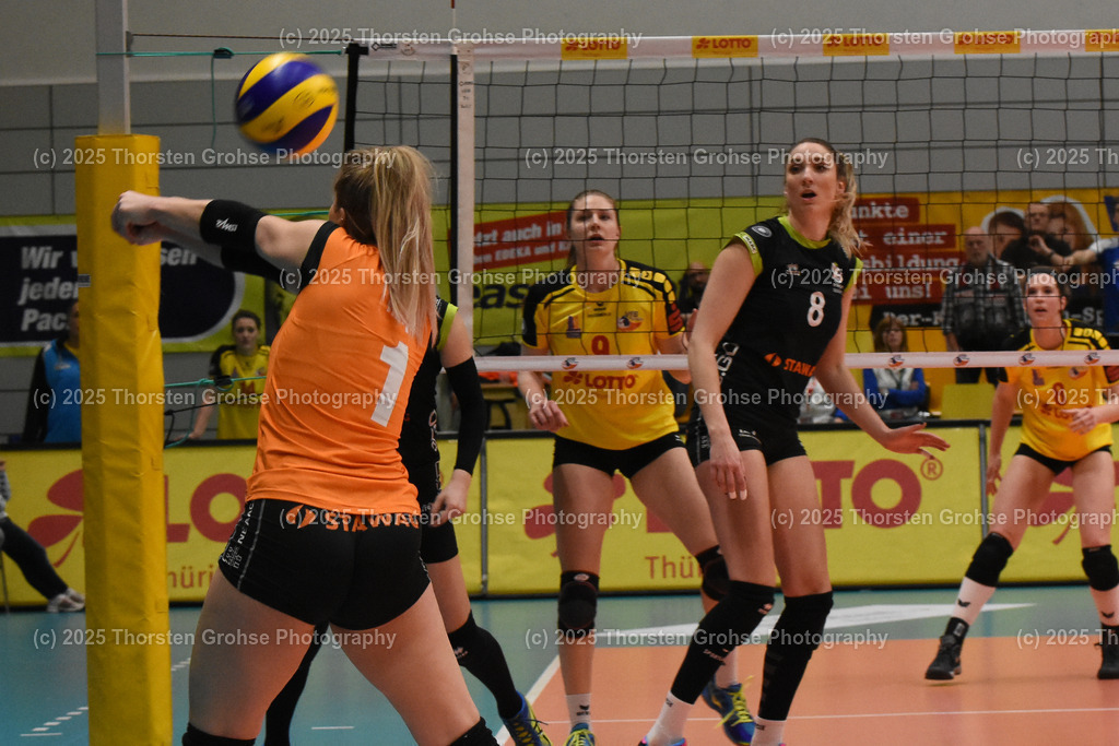 VBL VFB SUHL vs. LADIES IN BLACK AACHEN | Ladys in Black am Ball; VBL VFB SUHL vs. LADIES IN BLACK AACHEN, Volleyball-Bundesliga Frauen am 03.02.2018 in der Multihalle in Meiningen, (Deutschland) - Realisiert mit Pictrs.com