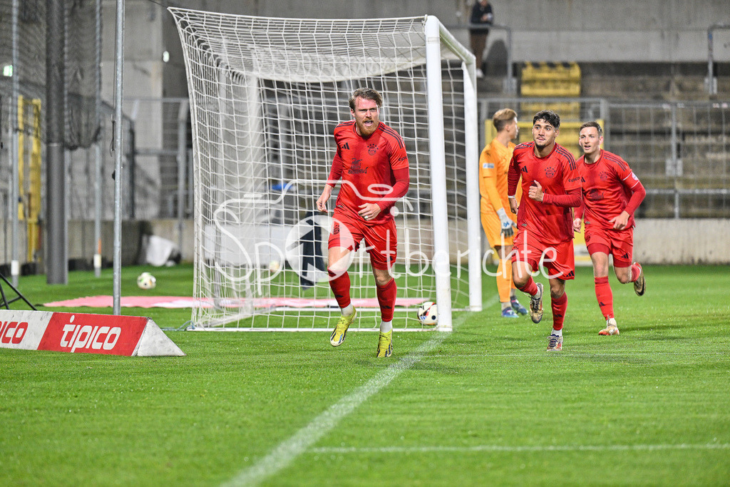 FC Bayern Amateure - SpVgg Greuther Fürth II | Jubel nach dem Treffer zum 1-0 durch Steve BREITKREUZ (FC Bayern München II #5) / Tor / Freude / Torschuetze / Regionalliga Bayern: FC Bayern Muenchen II - SpVgg Greuther Fuerth II, Gruenwalder Stadion am am 29.10.2024