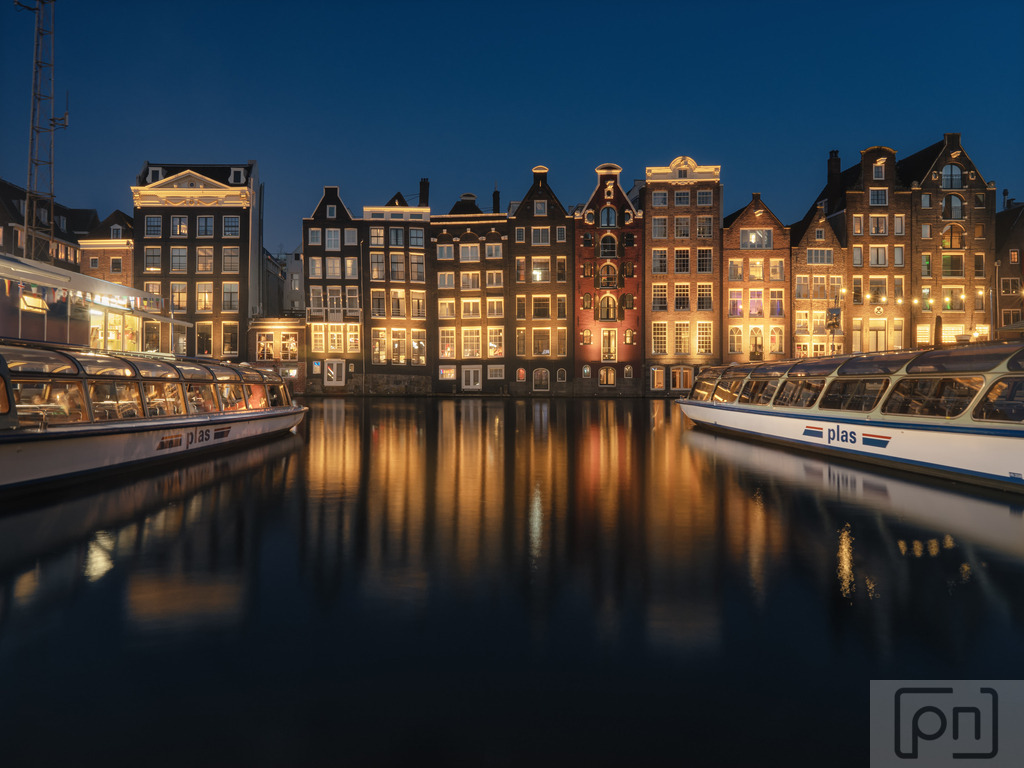 Amsterdam | "Bilder aus den Niederlanden" ist eine faszinierende Sammlung von Fotografien, die die Schönheit und Vielfalt dieses bezaubernden Landes einfangen. Die Fotos präsentieren die reiche Kultur, die atemberaubenden Landschaften und die malerischen Städte der Niederlande auf eindrucksvolle Weise.

Erkunden Sie durch diese Bildersammlung die berühmten Kanäle von Amsterdam, die mit historischen Häusern gesäumt sind und die malerische Architektur der Stadt widerspiegeln. Tauchen Sie ein in die romantische Atmosphäre der Windmühlen, die majestätisch in der niederländischen Landschaft stehen und die traditionelle Seite des Landes zeigen.