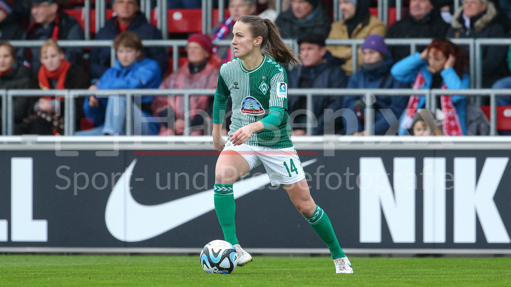 Fussball, Google Pixel Frauen-Bundesliga, RB Leipzig - SV Werder Bremen | v.li.: Michaela Brandenburg (SV Werder Bremen, 14) am Ball, Freisteller, Einzelbild, Ganzkörper, Aktion, Action, Spielszene, DIE DFB-RICHTLINIEN UNTERSAGEN JEGLICHE NUTZUNG VON FOTOS ALS SEQUENZBILDER UND/ODER VIDEOÄHNLICHE FOTOSTRECKEN. DFB REGULATIONS PROHIBIT ANY USE OF PHOTOGRAPHS AS IMAGE SEQUENCES AND/OR QUASI-VIDEO.